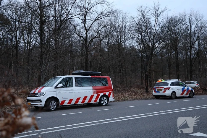 Automobiliste belandt in berm na stuurfout