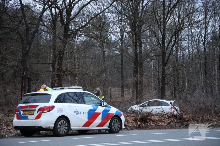 Automobiliste belandt in berm na stuurfout
