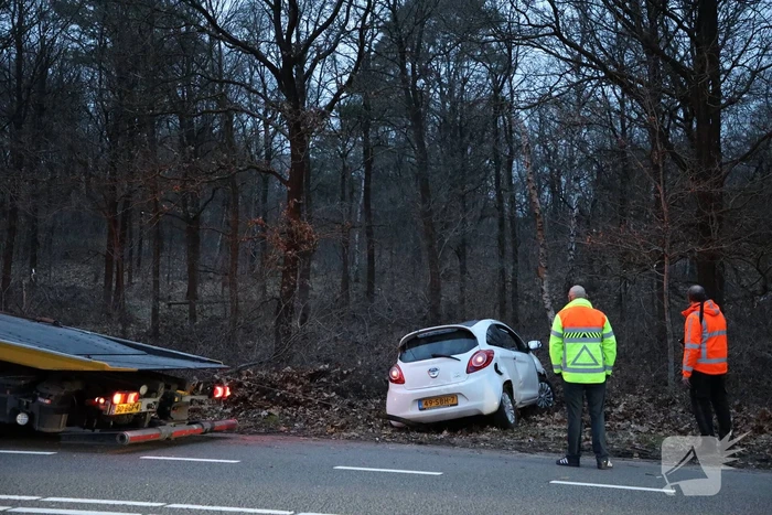 Automobiliste belandt in berm na stuurfout
