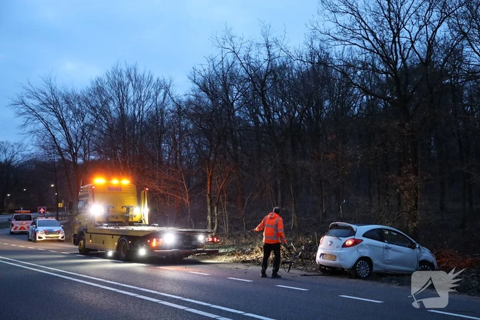 Automobiliste belandt in berm na stuurfout