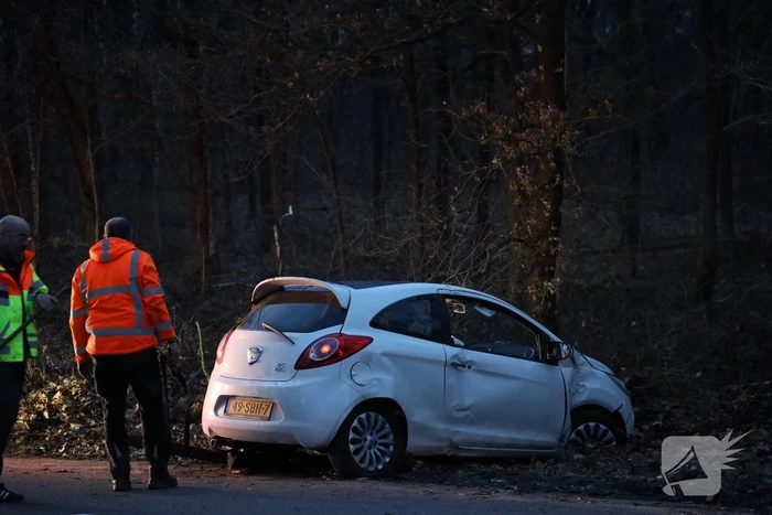 Automobiliste belandt in berm na stuurfout