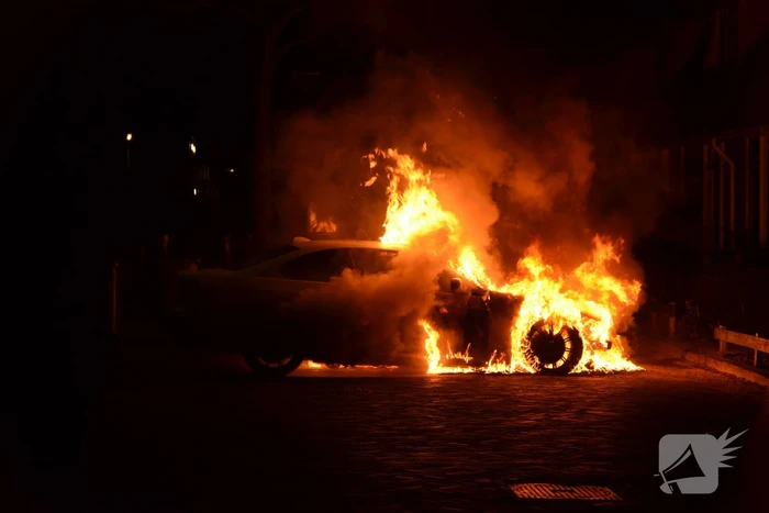 Meerdere woningen ontruimd vanwege autobrand