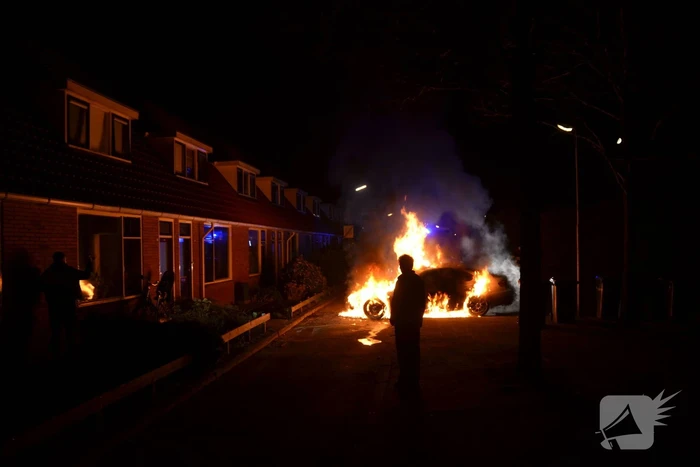 Meerdere woningen ontruimd vanwege autobrand