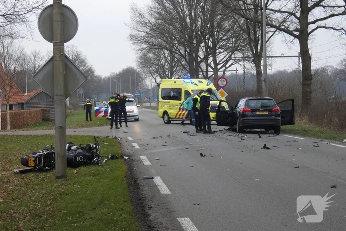 Motorrijder gewond bij botsing met auto