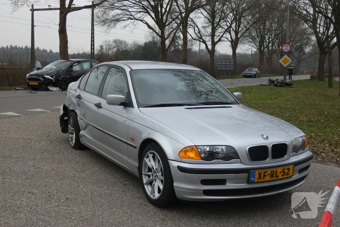 Motorrijder gewond bij botsing met auto