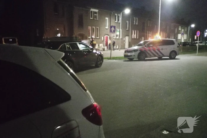Politie doorzoekt auto