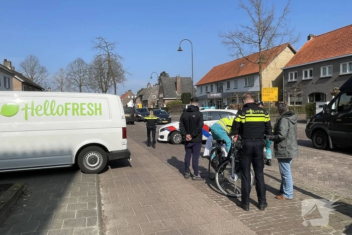 Achteruitrijdende bestelbus rijdt fietsster aan