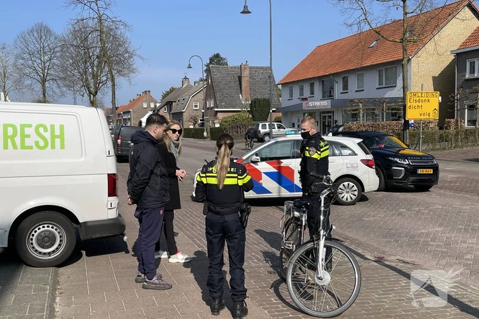 Achteruitrijdende bestelbus rijdt fietsster aan