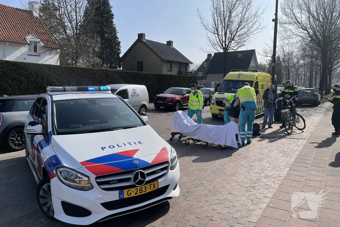 Achteruitrijdende bestelbus rijdt fietsster aan