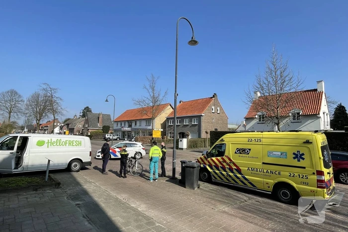 Achteruitrijdende bestelbus rijdt fietsster aan