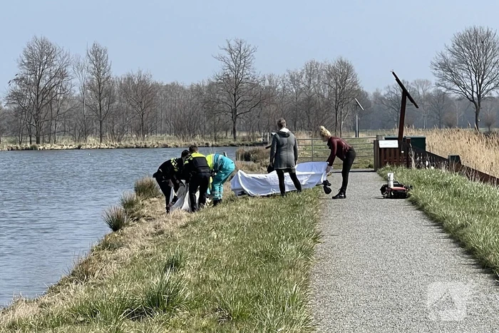 Vrouw met verward gedrag uit water natuurgebied gehaald