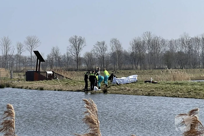 Vrouw met verward gedrag uit water natuurgebied gehaald