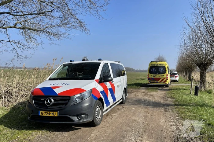 Vrouw met verward gedrag uit water natuurgebied gehaald