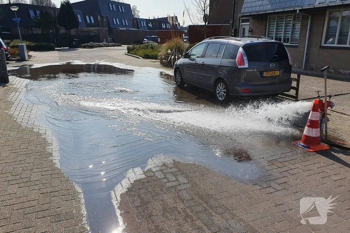 Waterleiding geraakt bij graafwerkzaamheden