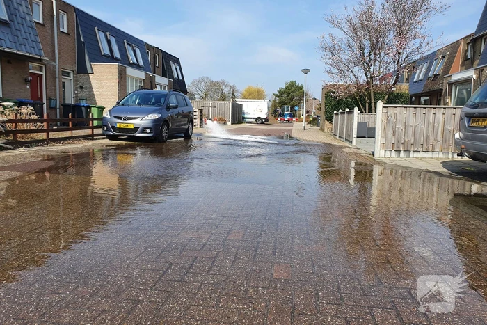 Waterleiding geraakt bij graafwerkzaamheden