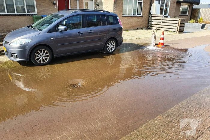 Waterleiding geraakt bij graafwerkzaamheden