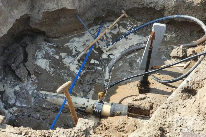 Waterleiding geraakt bij graafwerkzaamheden