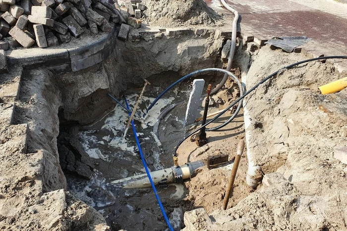 Waterleiding geraakt bij graafwerkzaamheden