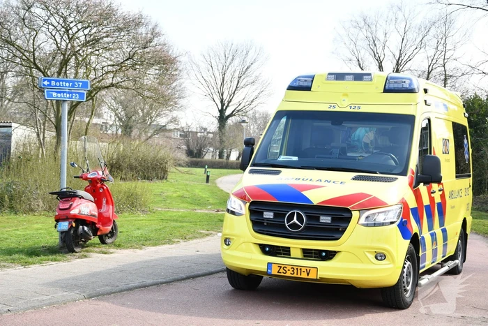 Scooterrijder gaat onderuit en raakt gewond