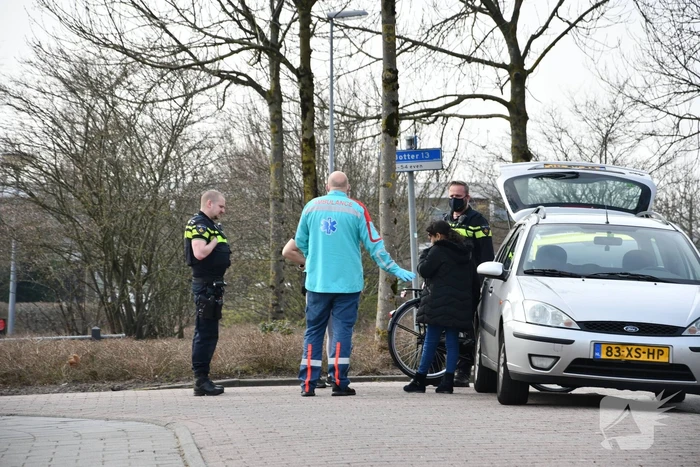 Meisje op fiets aangereden door auto, bestuurder is doorgereden