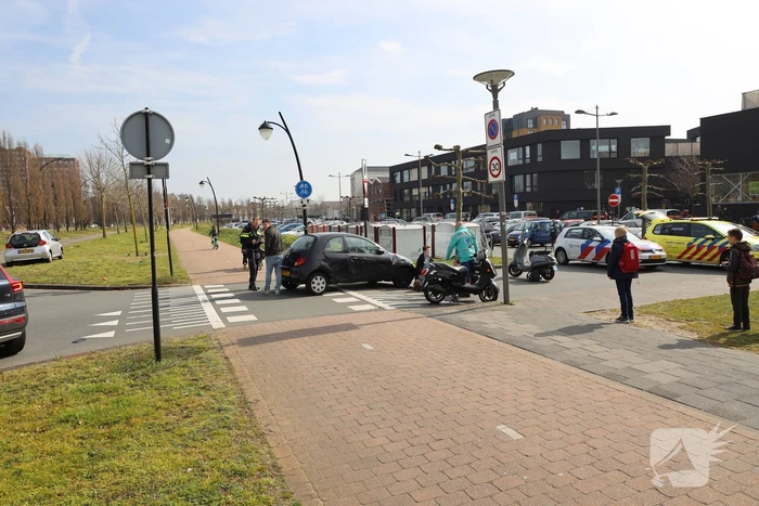 Scooterrijdster aangereden door afslaande auto