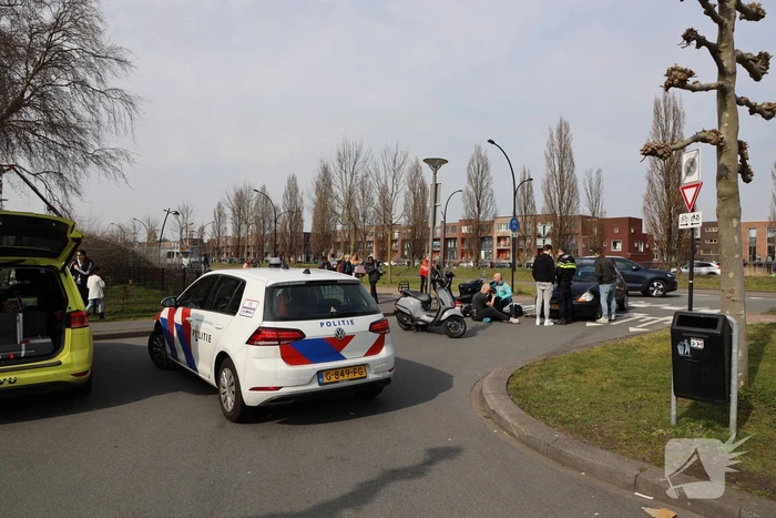 Scooterrijdster aangereden door afslaande auto