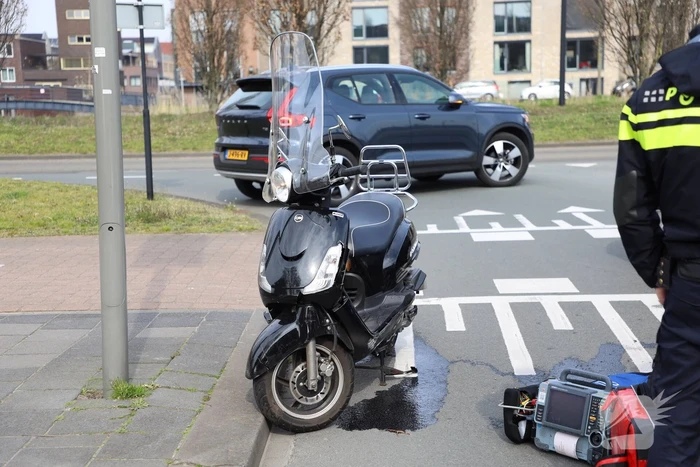 Scooterrijdster aangereden door afslaande auto