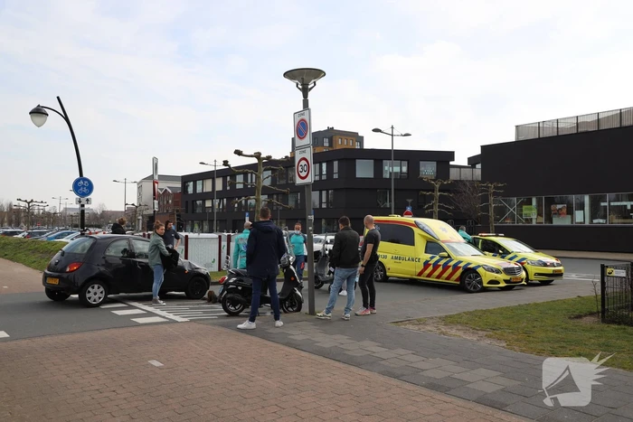 Scooterrijdster aangereden door afslaande auto