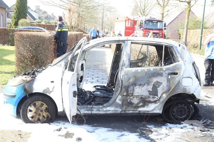 Auto volledig uitgebrand