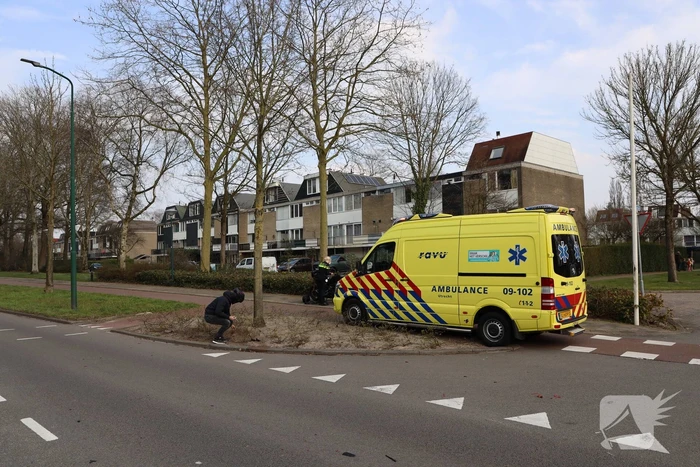 Motorrijder botst achterop personenauto
