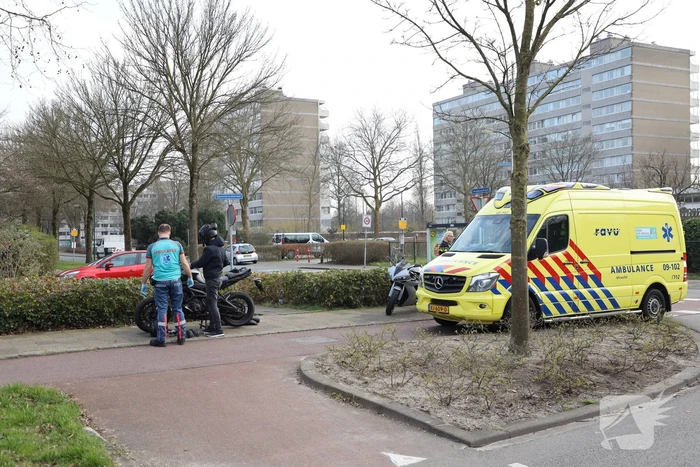 Motorrijder botst achterop personenauto