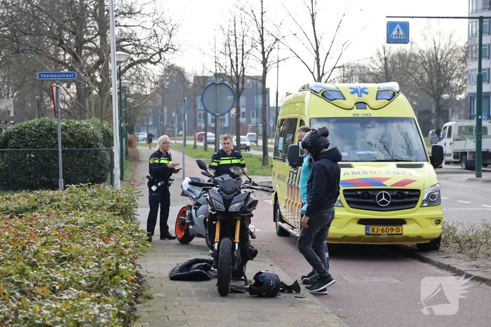 Motorrijder botst achterop personenauto
