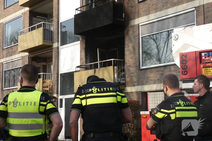 Flatwoning zwaar beschadigd door brand