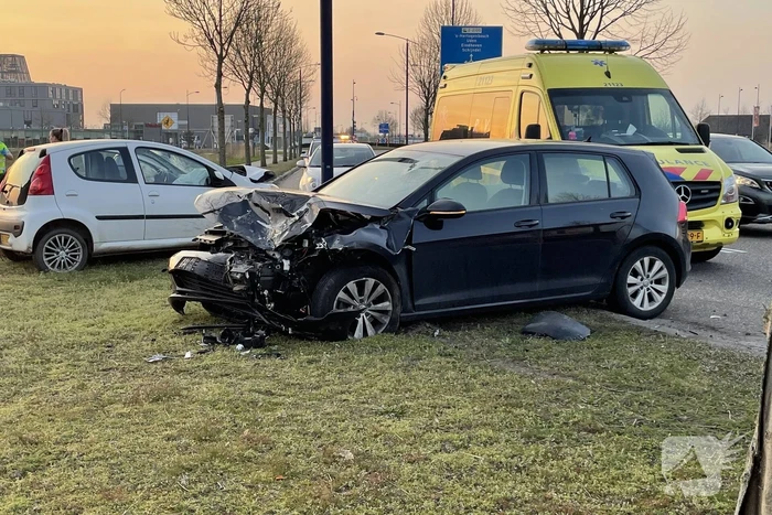 Personenauto vliegt uit de bocht en botst tegen tegenligger