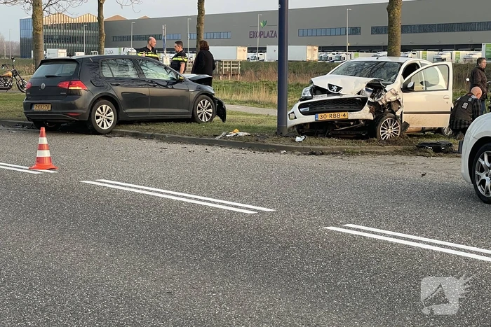 Personenauto vliegt uit de bocht en botst tegen tegenligger