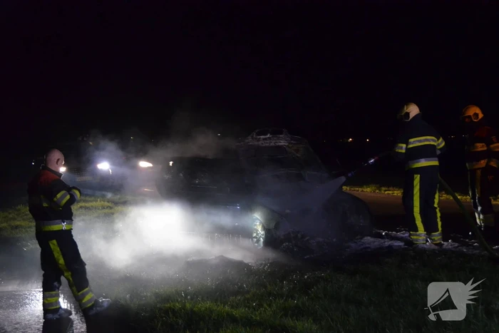 Voorkant van auto volledig in brand