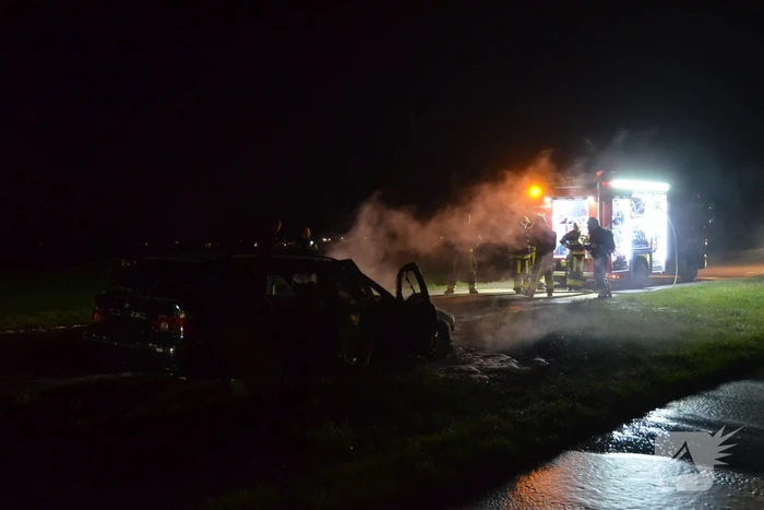 Voorkant van auto volledig in brand