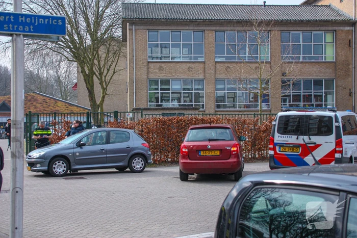 Auto en scooter botsen op kruising
