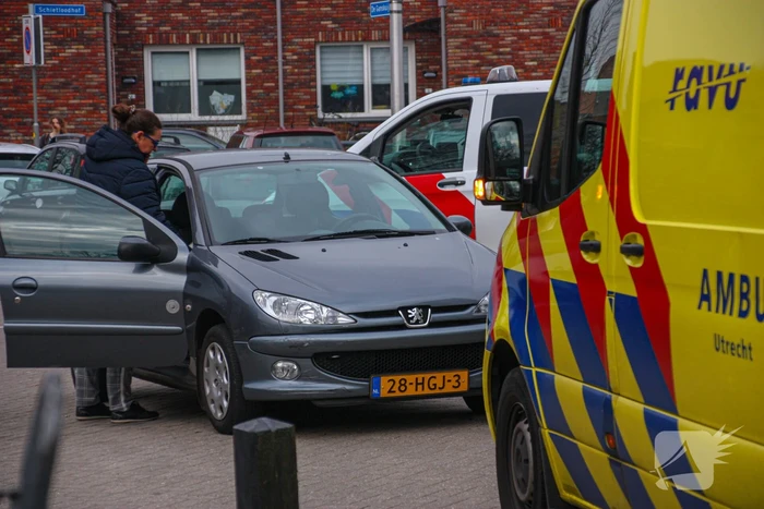 Auto en scooter botsen op kruising