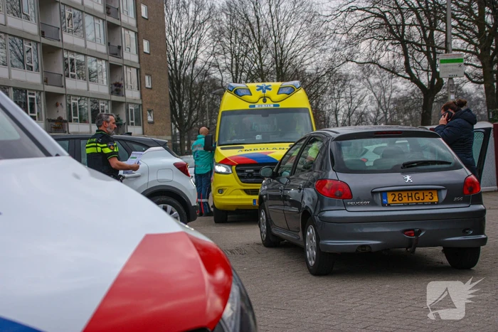 Auto en scooter botsen op kruising