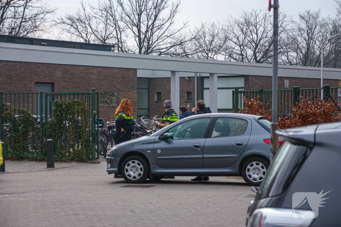 Auto en scooter botsen op kruising