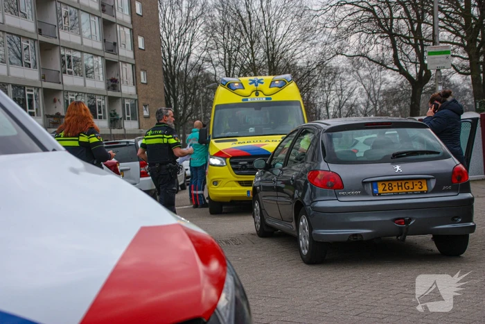 Auto en scooter botsen op kruising