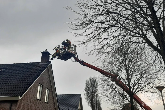 Brand in schoorsteen van woning