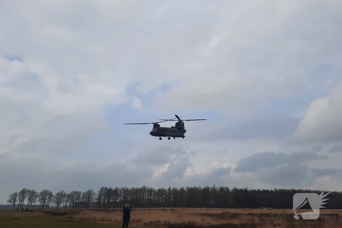 Techneuten proberen Chinook-helikopter van Defensie te repareren