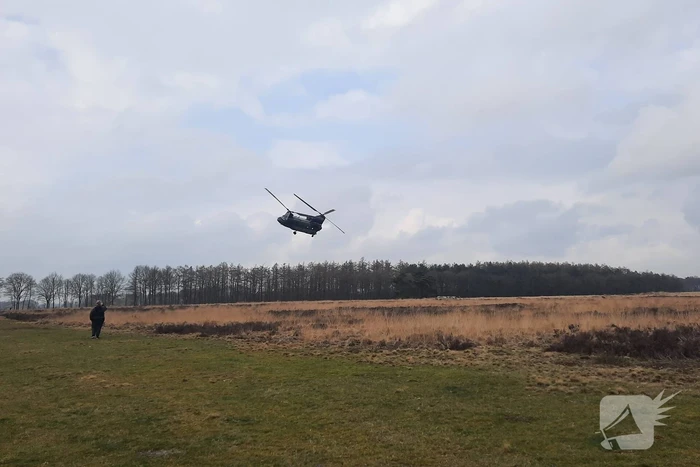 Techneuten proberen Chinook-helikopter van Defensie te repareren