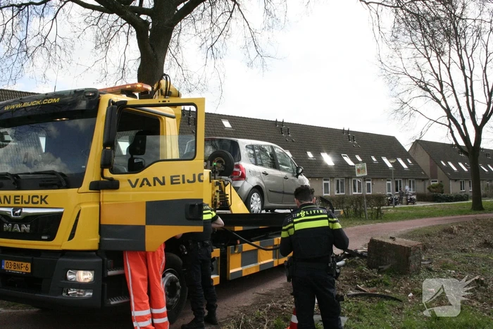 Auto botst op betonblok met lantaarnpaal