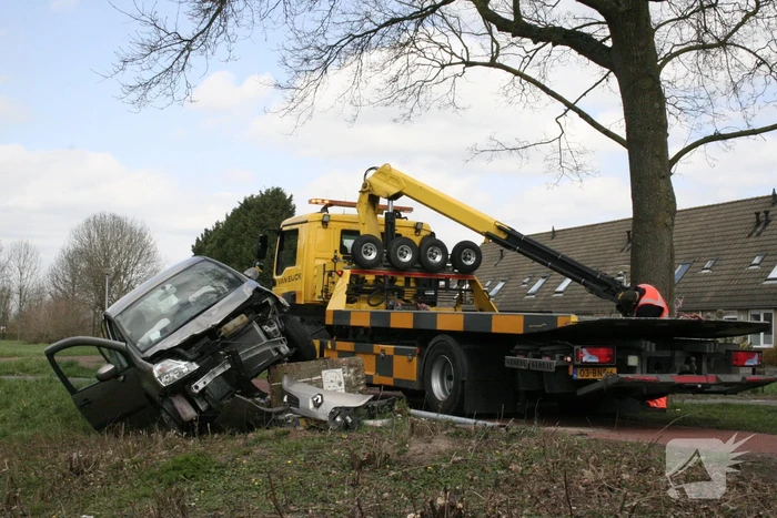 Auto botst op betonblok met lantaarnpaal