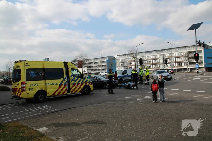 Auto en scooter botsen op kruising