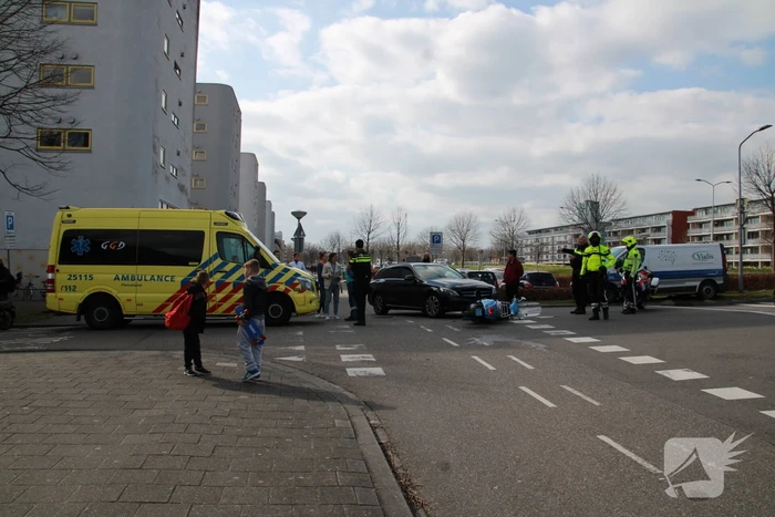 Auto en scooter botsen op kruising