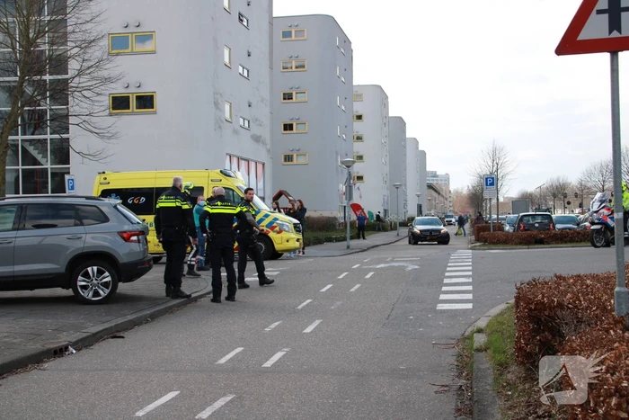 Auto en scooter botsen op kruising